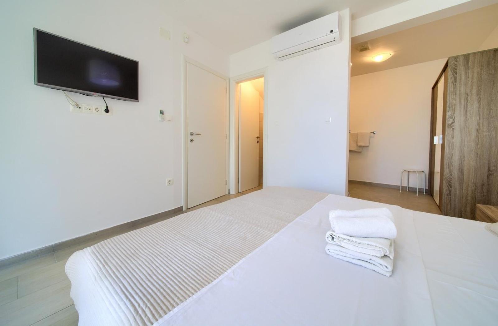 Apartment Sasso Bianco With The Private Pool Njivice Esterno foto